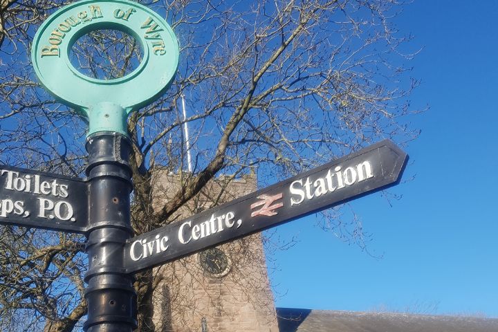 Signs in Poulton leading to the Train station and the City centre.